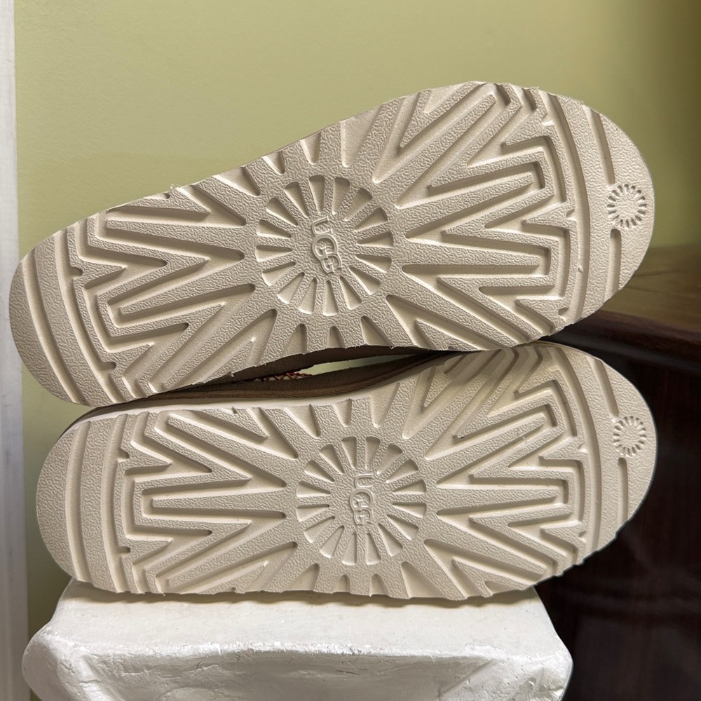 UGG TAZZ Beige Slippers with Red Accent - Picture 7 of 7